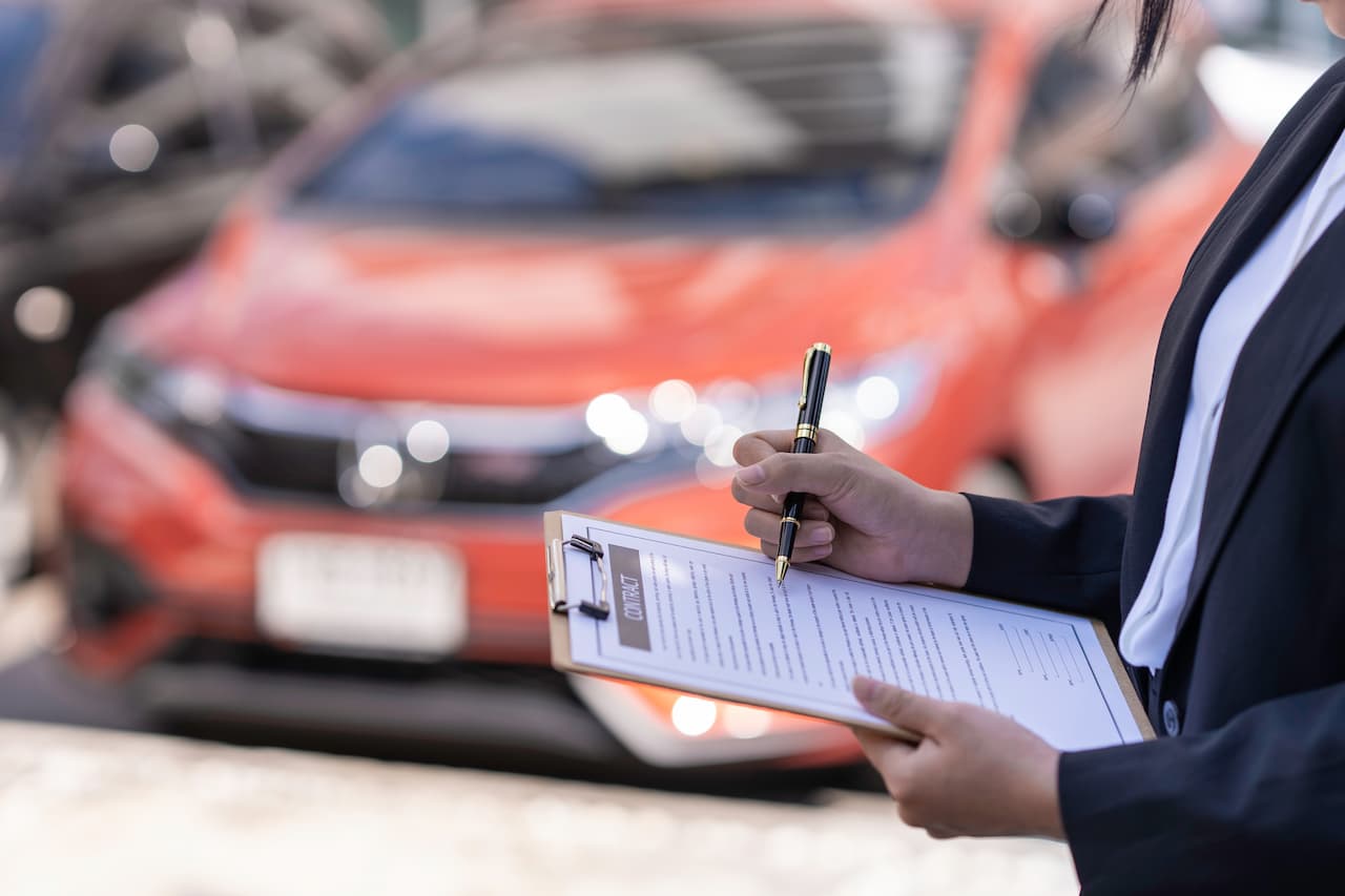 様々な車をチェック、条件に合うかを確認している