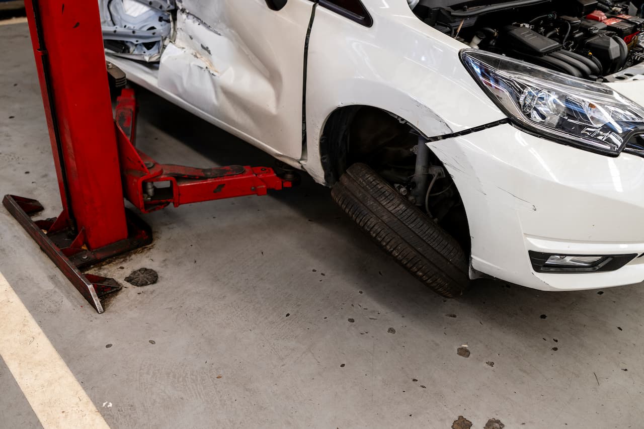 車体右側が大きくへこんだ車